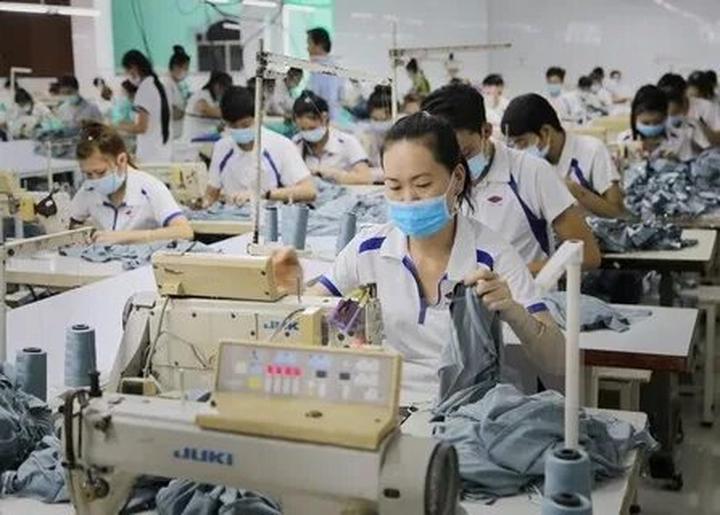 1. Áo hai dây bản mảnh: Áo hai dây bản mảnh tuy nhiên là một trong những mẫu áo khó